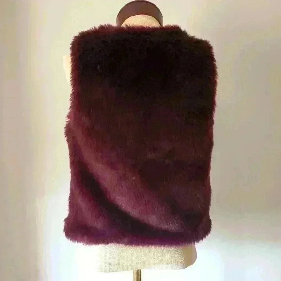 Talula Aritzia faux fur  merlot vest. Size xxs - Picture 6 of 9